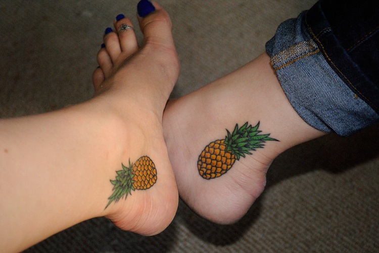 tatouages pour sœurs cheville motif ananas couleur
