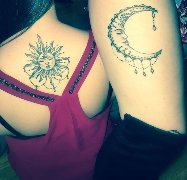 tatouages pour sœurs complementaires noir blanc motif lune soleil