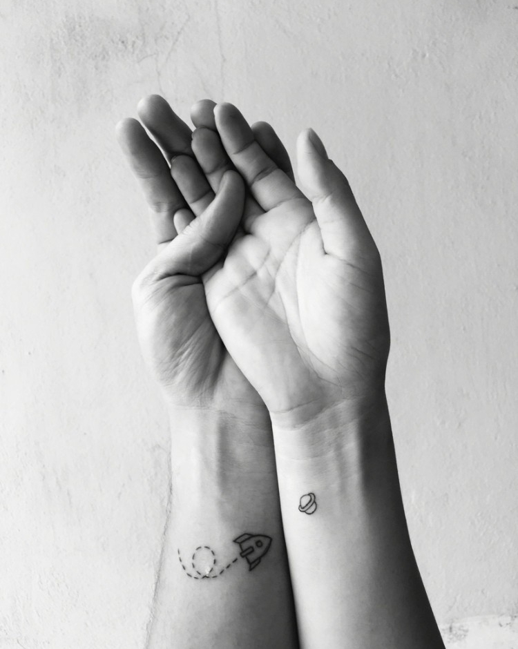 tatouages pour sœurs couples motifs complémentaires noir blanc poignet