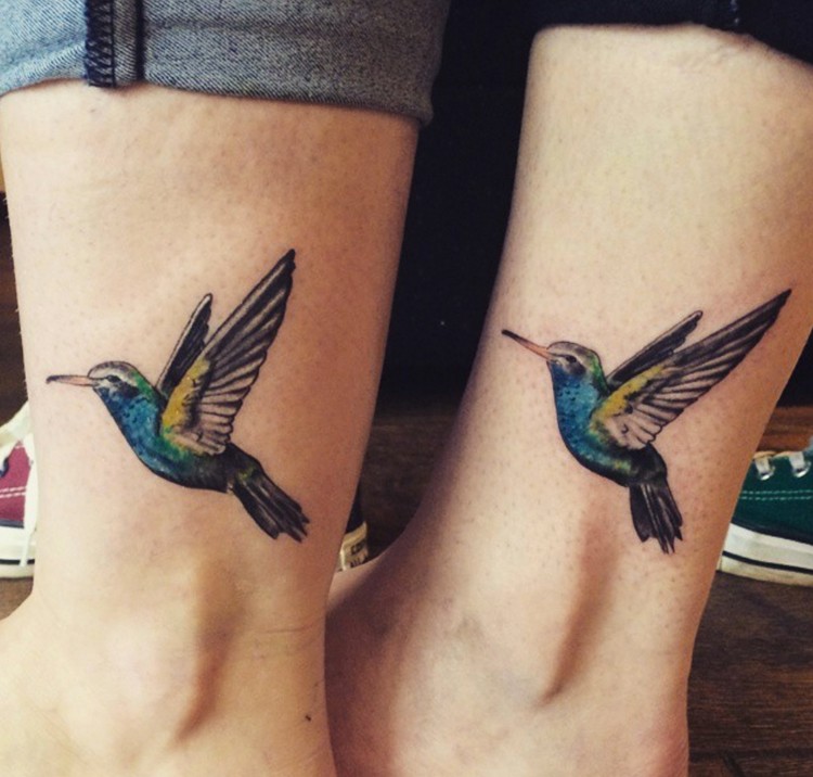 tatouages pour sœurs design coloré motif oiseau colibri