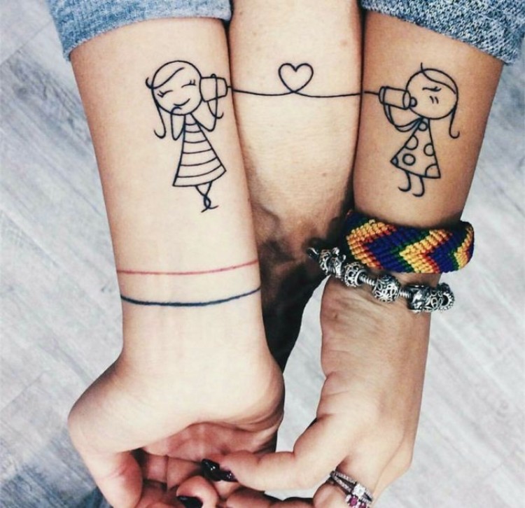 tatouages pour sœurs dessin encré motifs communs complémentaires