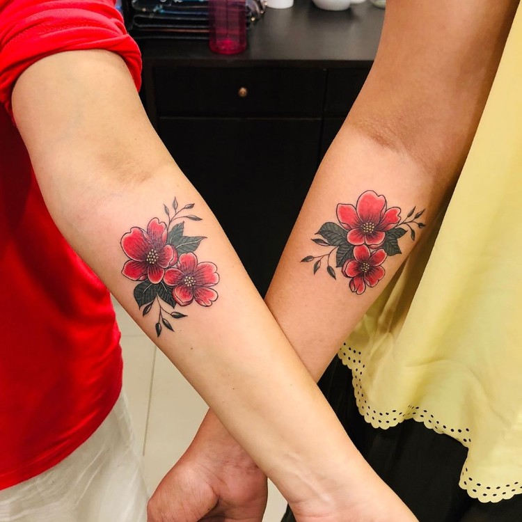 tatouages pour sœurs fleurs design coloré idée partager frangine