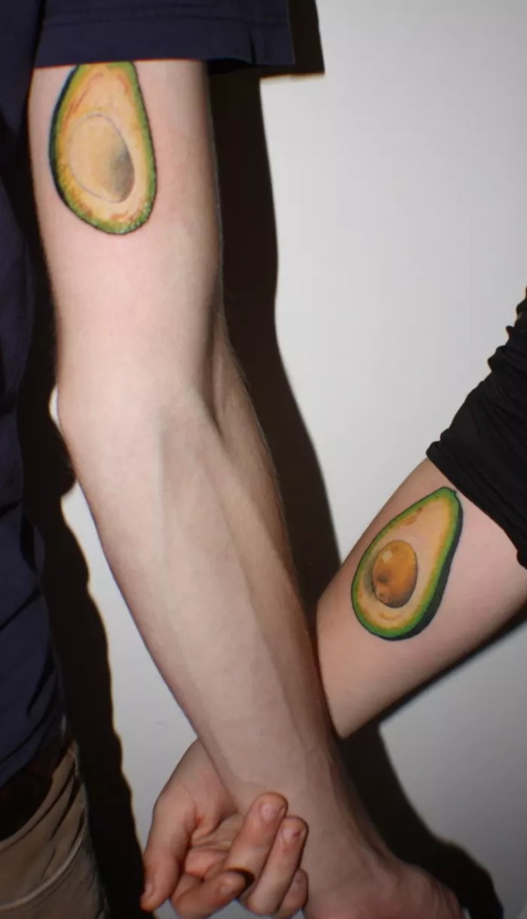 tatouages pour sœurs idée colore tendance pour amateurs avocat