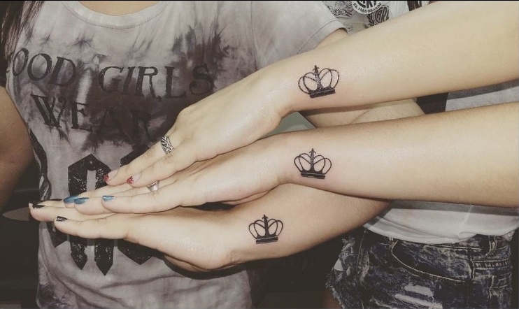tatouages pour sœurs mini designs tendance motif couronne