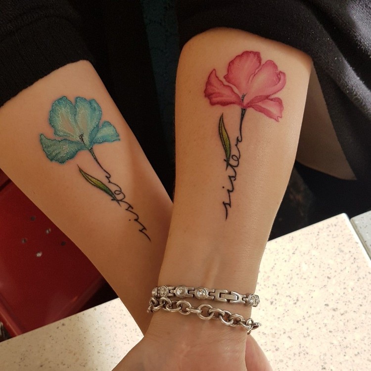 tatouages pour sœurs modèles communs couleur motif fleur