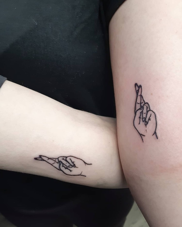 tatouages pour sœurs motif commun dessin encré original discret