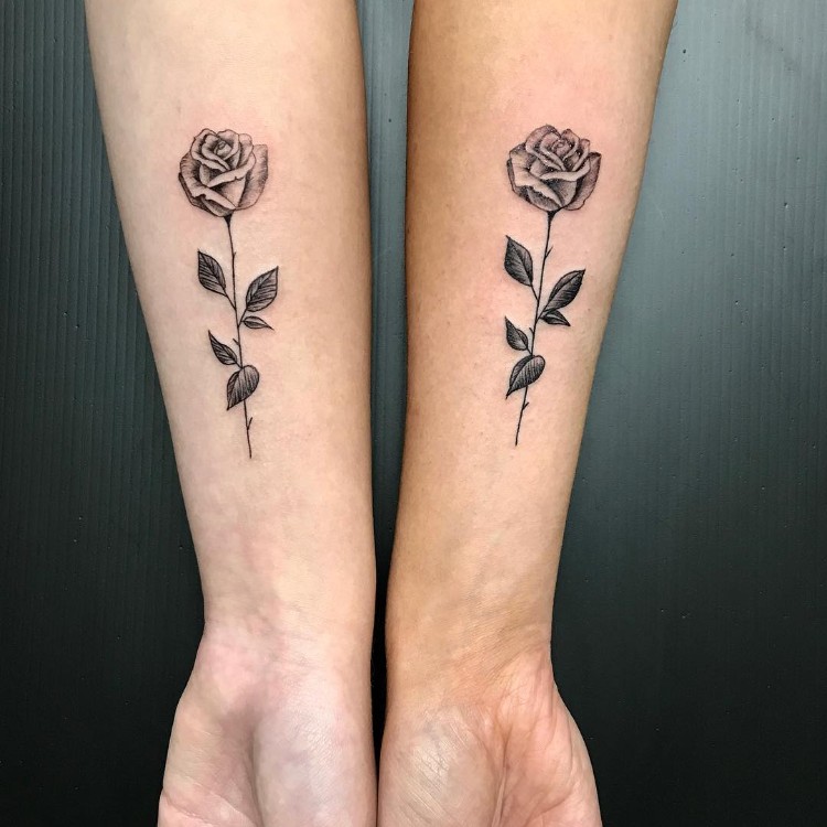 tatouages pour sœurs motif rose noir blanc idée commune