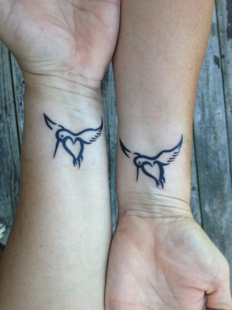 tatouages pour sœurs motifs noir blanc complémentaires poignet