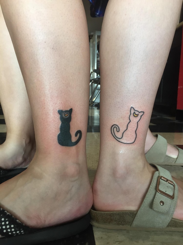 tatouages pour sœurs motifs tendance noir blanc chat