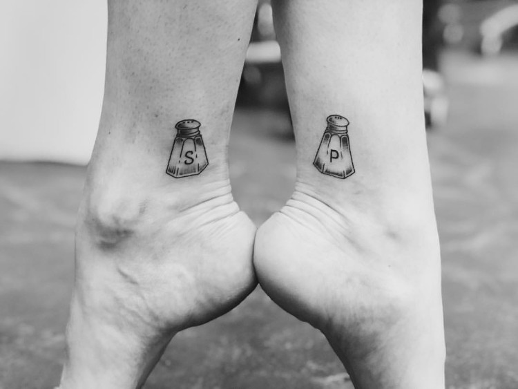 tatouages pour sœurs noir blanc cheville