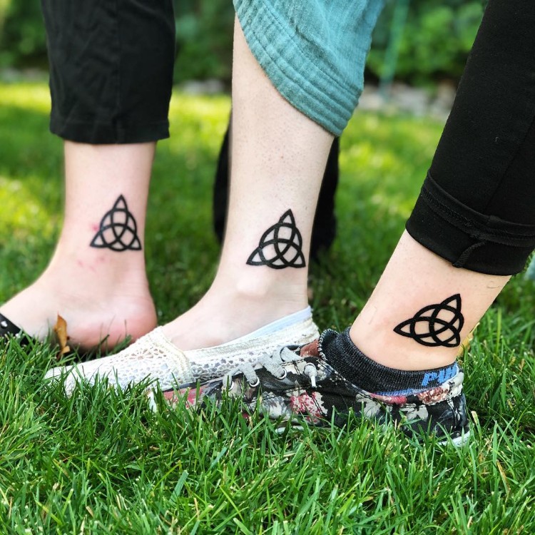 tatouages pour sœurs symbole commun noir blanc cheville