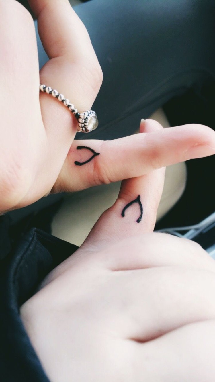 tatouages pour sœurs symboles encrés associés