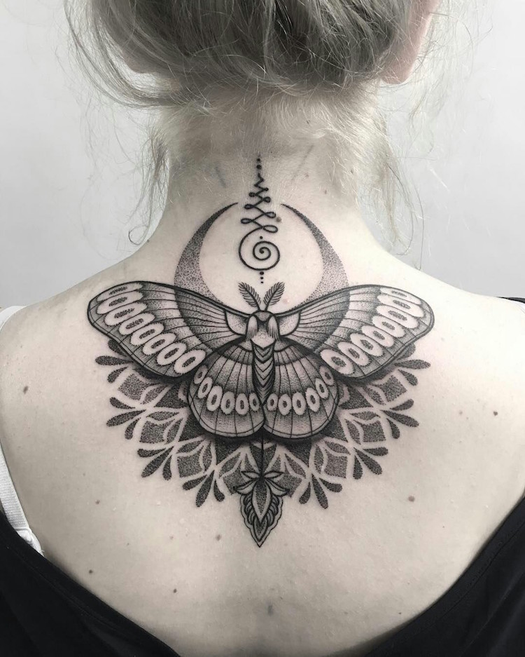 tatouage mandala papillon dos femme