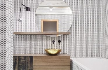 carrelage mosaique ronde blanc noir salle de bain moderne meuble sous vasque bois massif vasque cuivre miroir rond