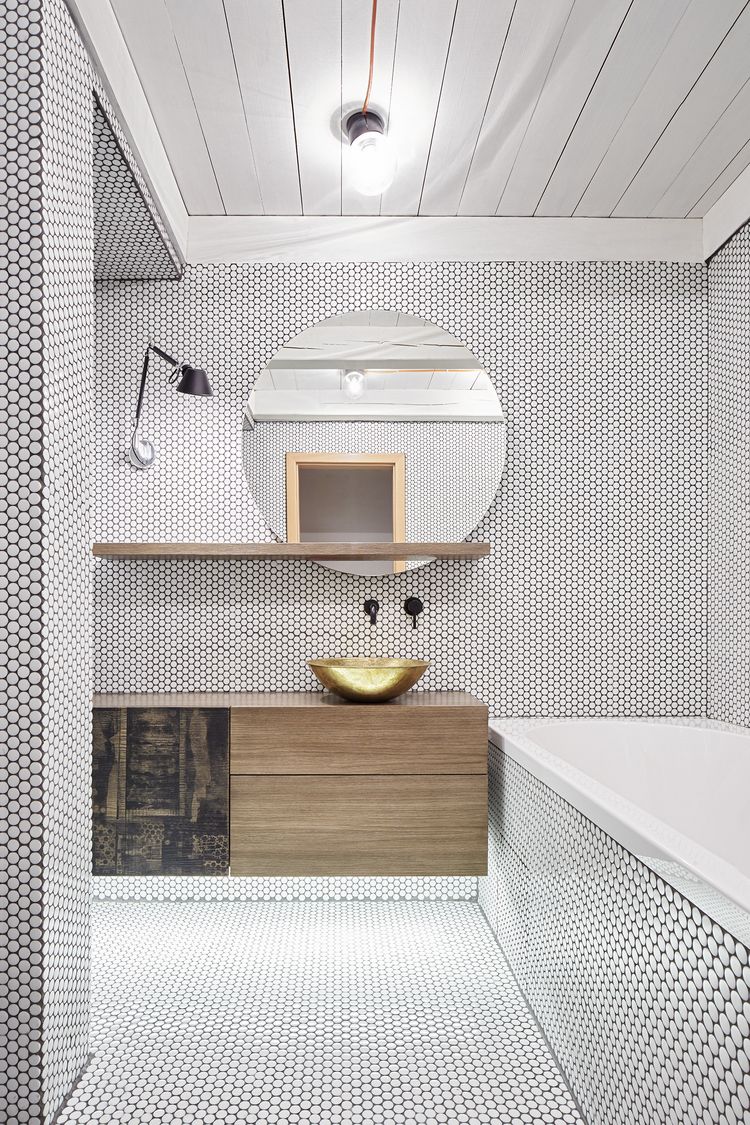carrelage mosaique ronde blanc noir salle de bain moderne meuble sous vasque bois massif vasque cuivre miroir rond
