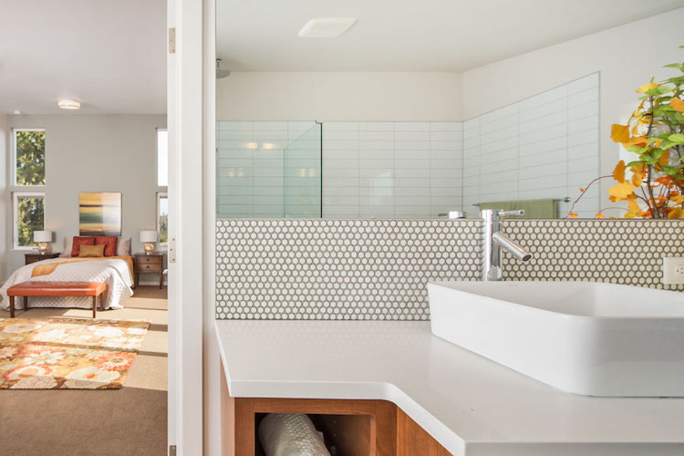 carrelage mosaique ronde blanche armoire miroir salle de bain
