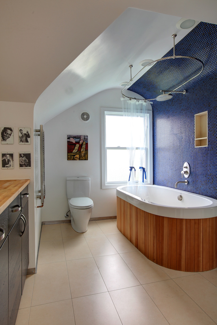 carrelage mosaique ronde bleue revetement mural salle de bain baignoire bois