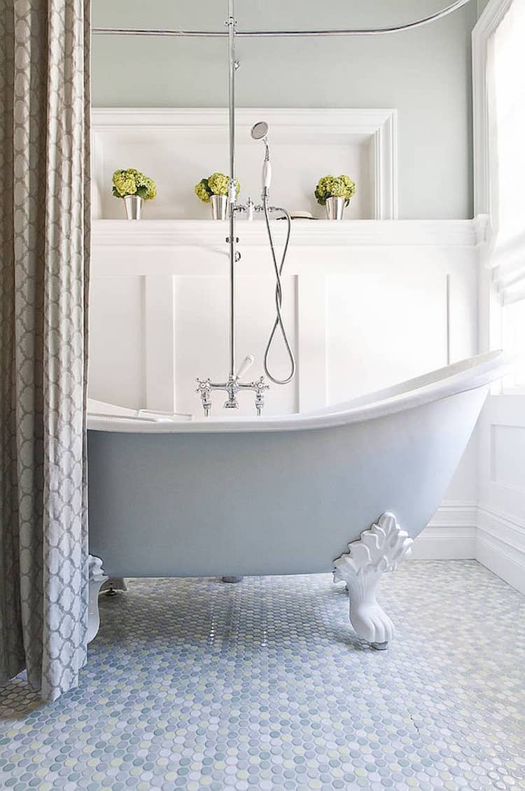 carrelage mosaique ronde camaieu bleu salle de bain baignoire pattes de lion