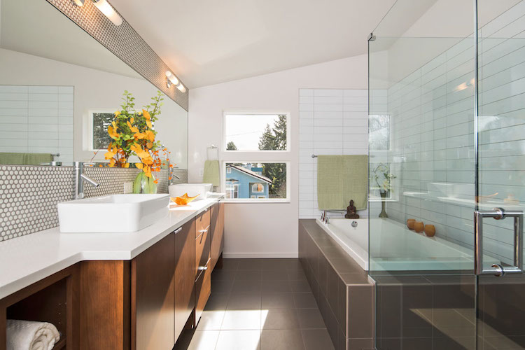 carrelage mosaique ronde grand miroir meuble sous vasque bois baignoire douche italienne
