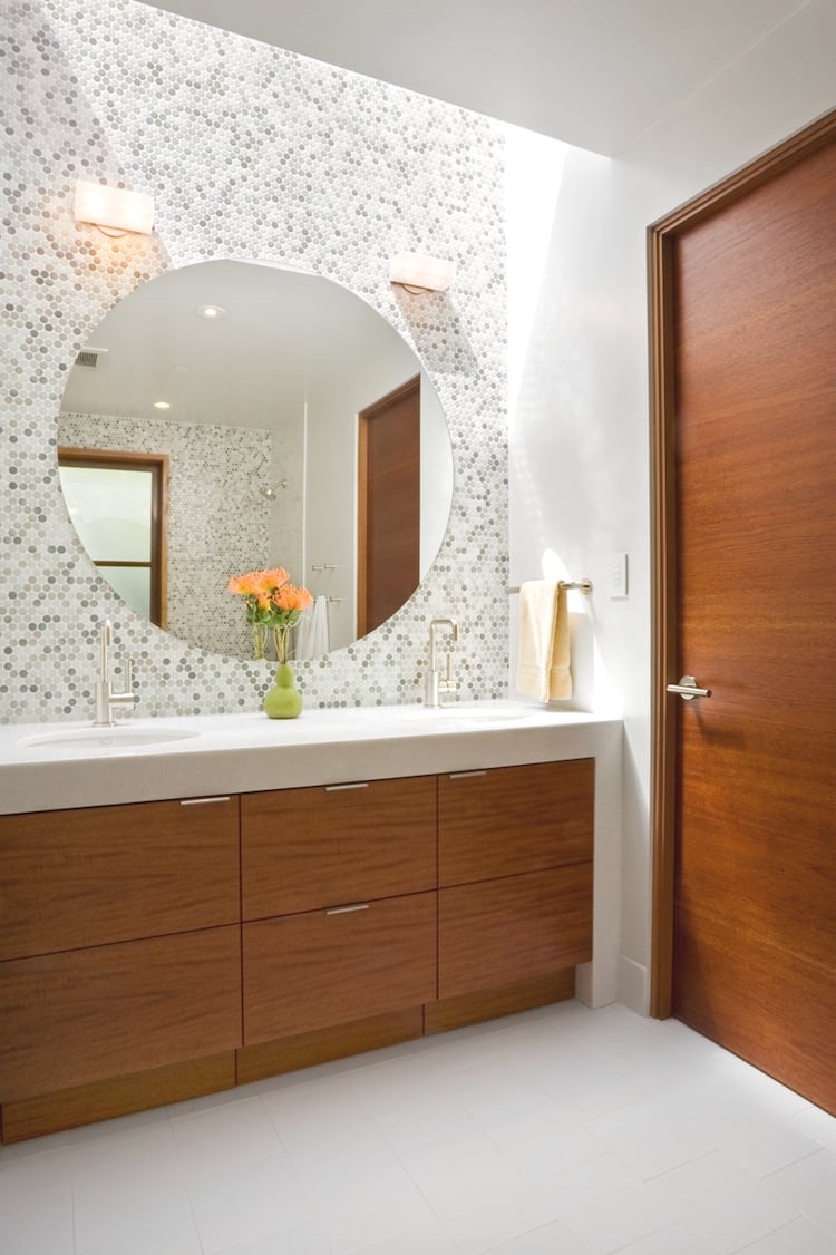 carrelage mosaique ronde salle de bain bois miroir rond meuble lavabo bois