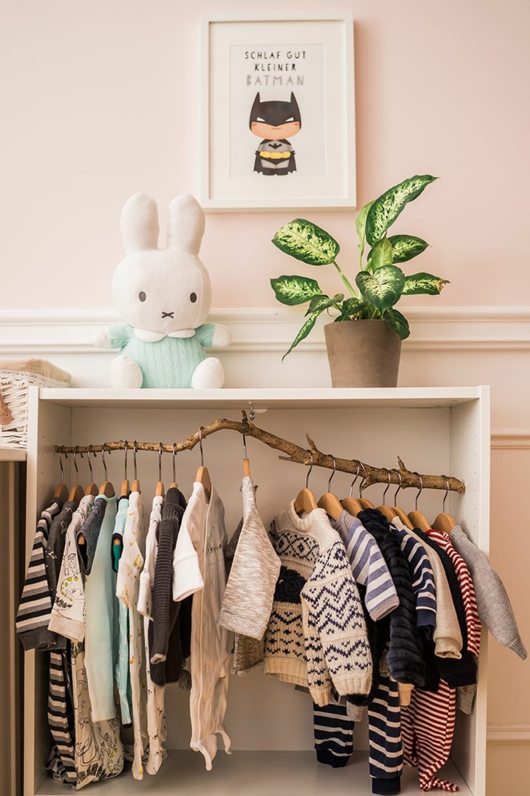 chambre montessori bébé enfants rangement vêtements