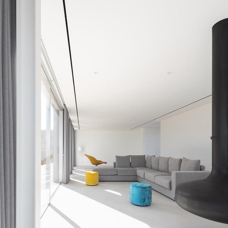 design intérieur minimaliste canapé gris cheminée suspendue accents colorés