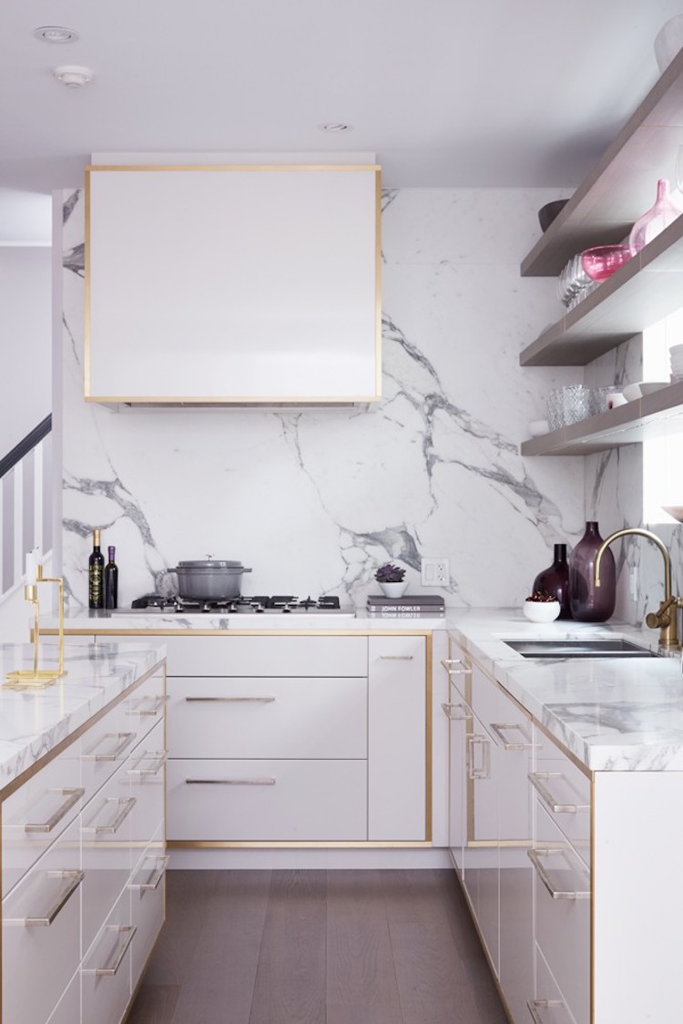 dosseret cuisine marbre associé éléments laiton design contemporain ambiance élégante