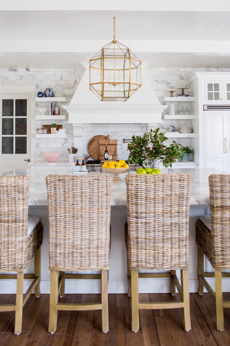 dosseret cuisine marbre blanc îlot central bar appoint mobilier style rustique ambiance champêtre chic