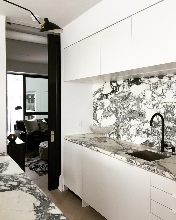 dosseret cuisine marbre noir blanc design contemporain revêtement mural pierres naturelles
