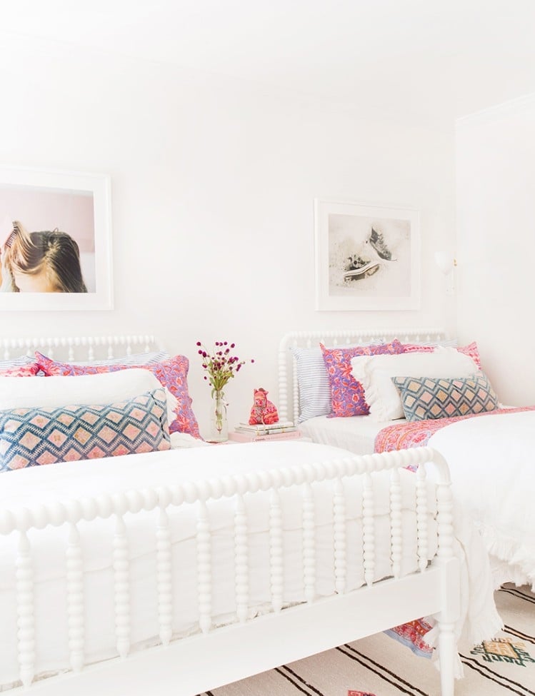 déco chambre jumelles teintes neutres blanc rose astuces décoration murale tableau naissance