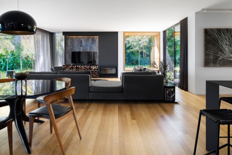 décoration maison sombre Cranberry House intérieur design sol bois chêne touches noires déco