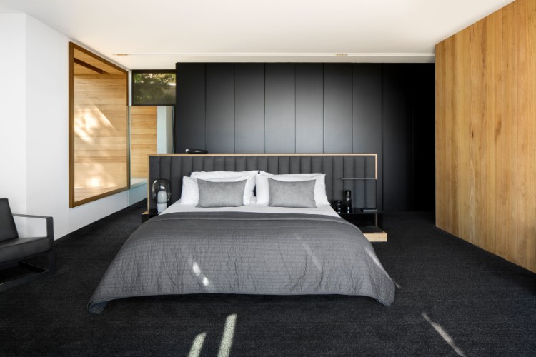 décoration maison sombre chambre coucher design noir mélangé touches bois intérieur lumineux