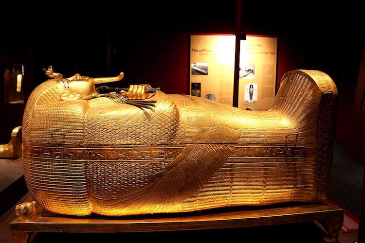exposition du tresor de Toutankhamon sarcophage or pharaon