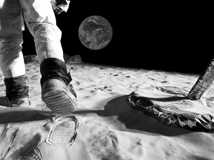 le prochain humain sur la Lune femme sur la lune astraunate marche sur la lune