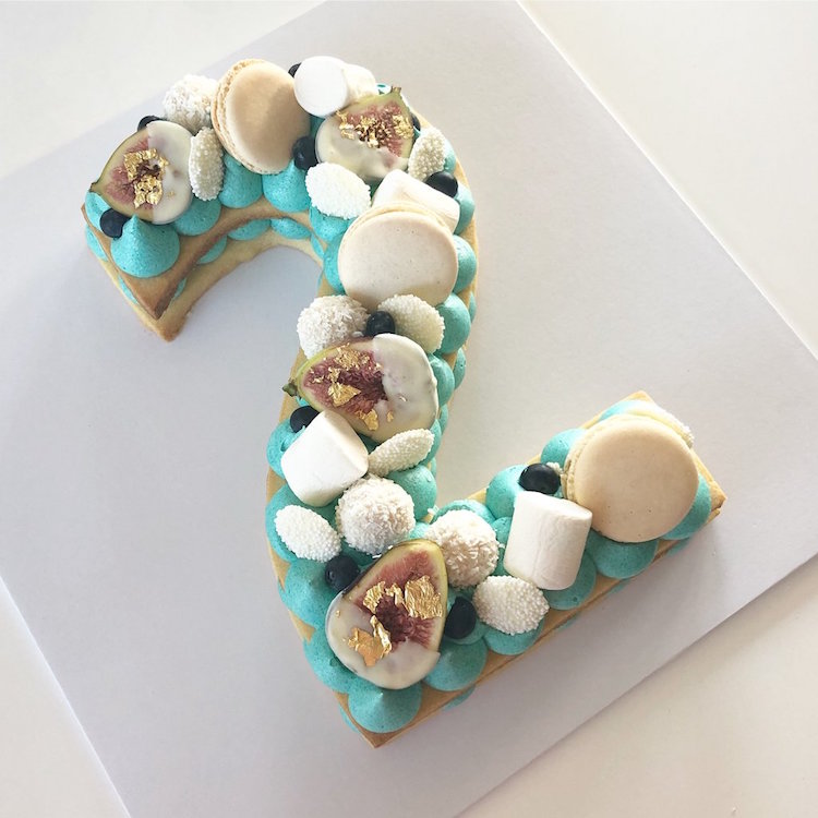 gateau chiffre 2 number cake 2 deco creme chantilly turquoise figues macarons guimauves raffaello