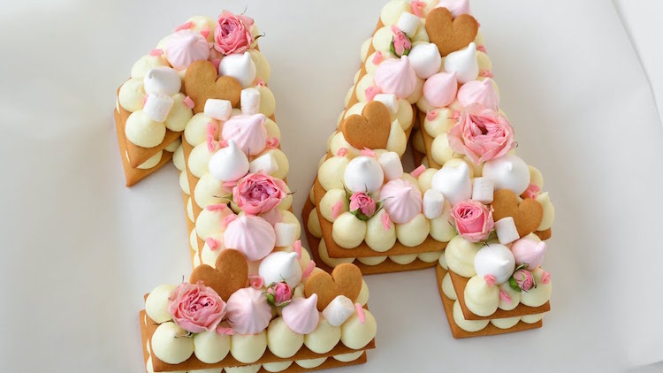 gateau en forme de chiffre 14 deco creme meringues biscuits au miel roses