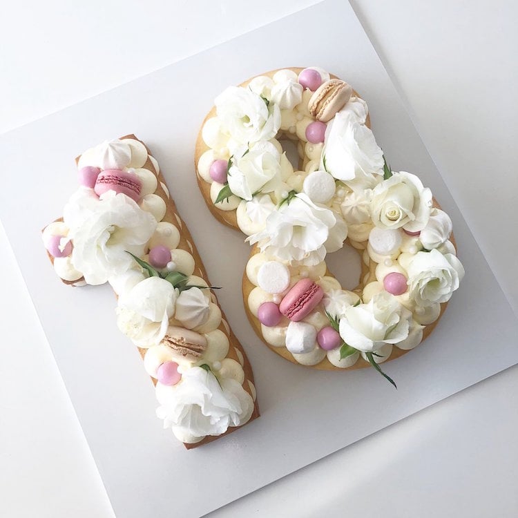 gateau en forme de chiffre 18 number cake deco creme macarons roses blanches