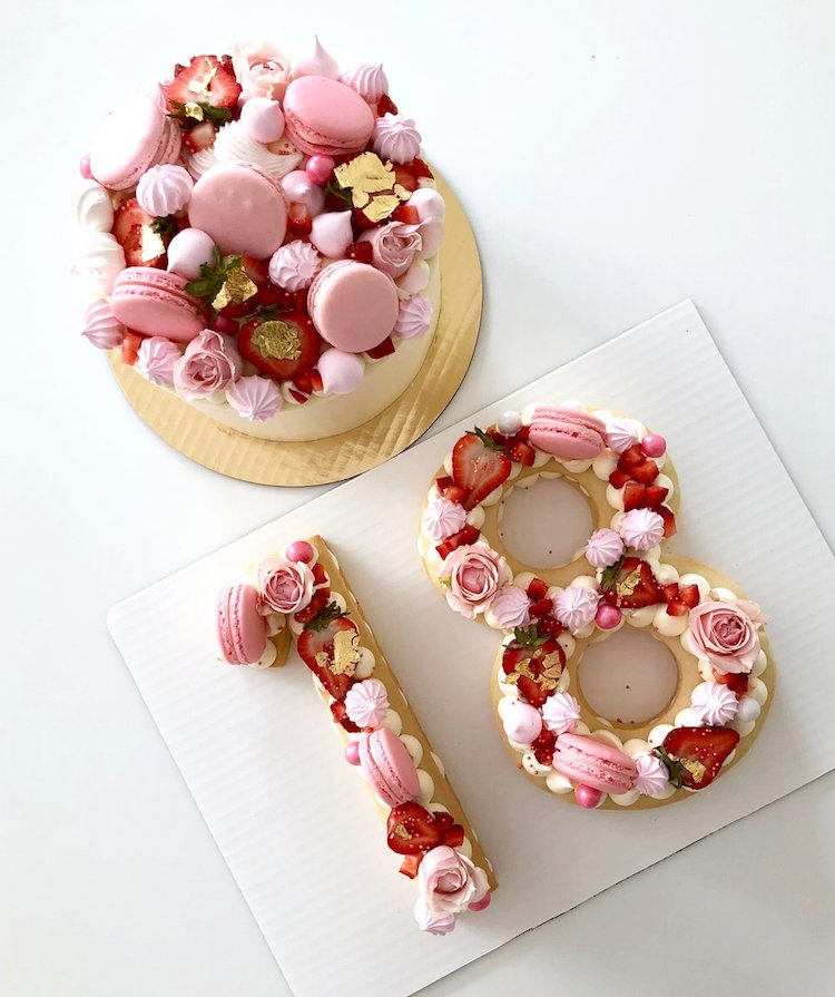 gateau en forme de chiffre 18 number cake deco macarons fraises meringues roses