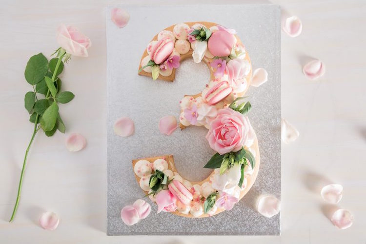 gateau en forme de chiffre 3 deco macarons meringues roses