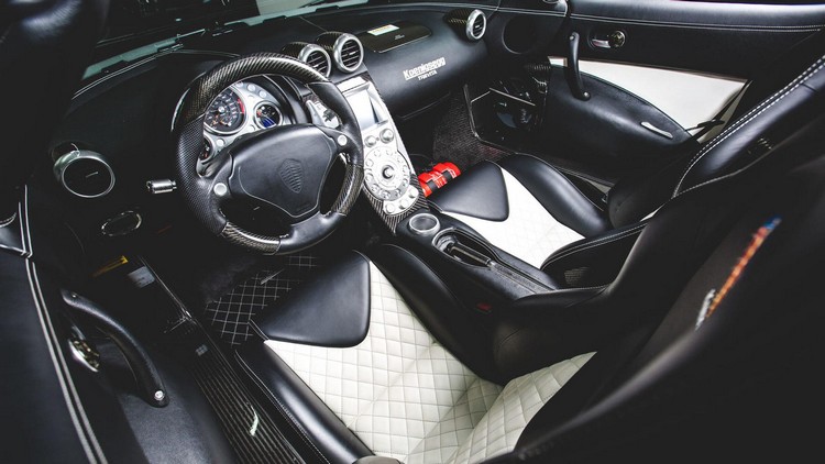 les dix voitures les plus chères du monde Koenigsegg CCXR Trevita habitacle noir blanc console centrale