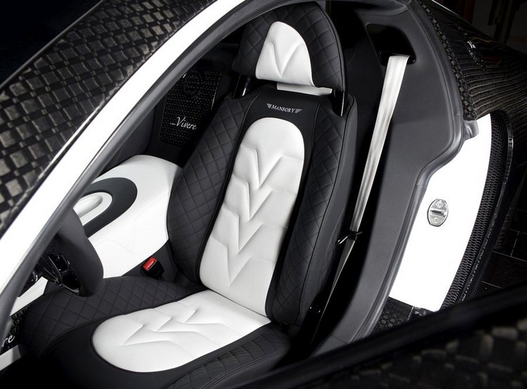 les voitures les plus chères du monde Aston Martin Valkyrie cockpit volant amovible intérieur habitacle noir blanc