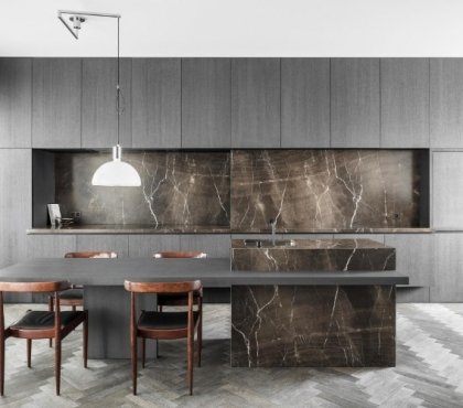marbre marron veiné crédence cuisine design appartement loft imaginé Arjaan de Feyter