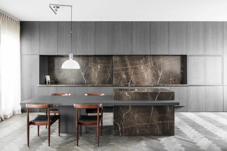 marbre gris foncé crédence cuisine design appartement loft imaginé Arjaan de Feyter