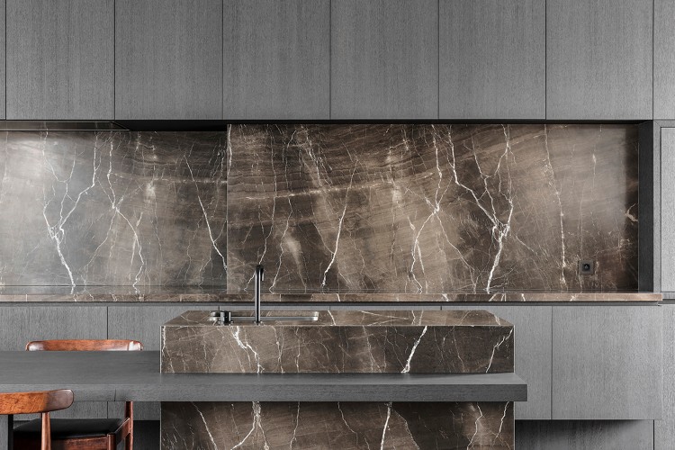 marbre gris foncé crédence design cuisine contemporaine appartement loft Arjaan de Feyter