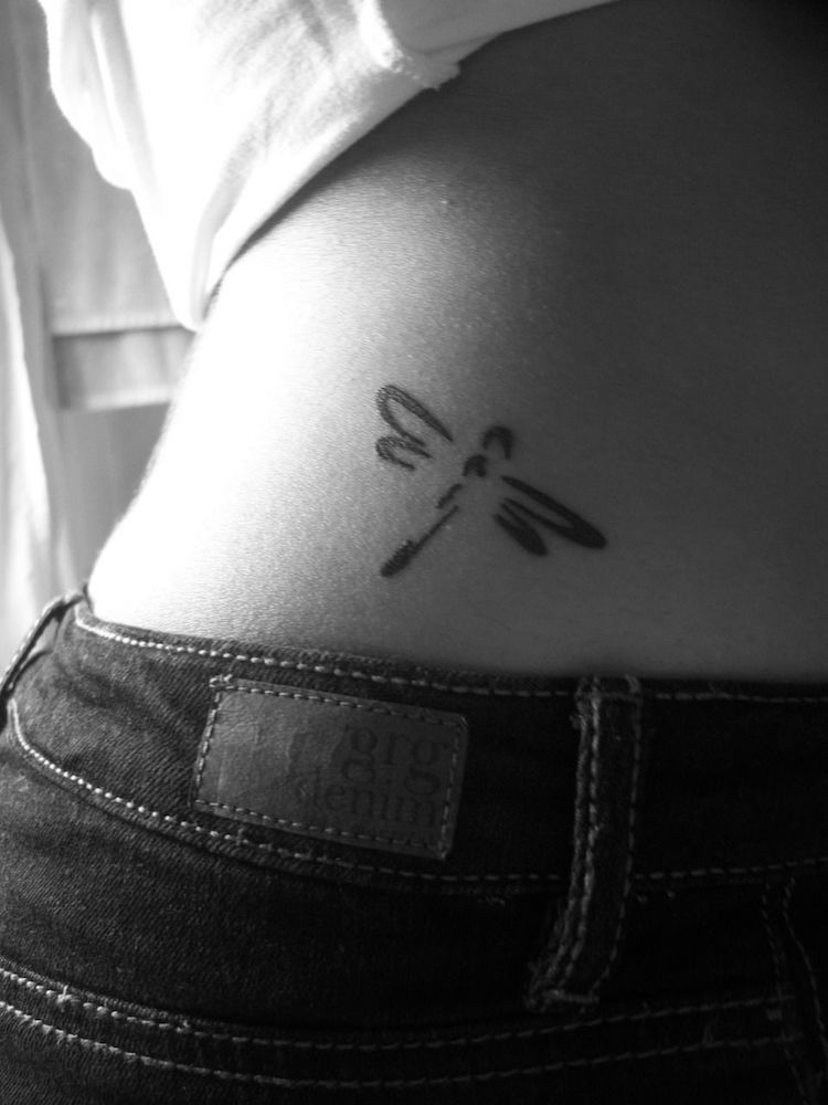 petit tatouage libellule discret hanche femme