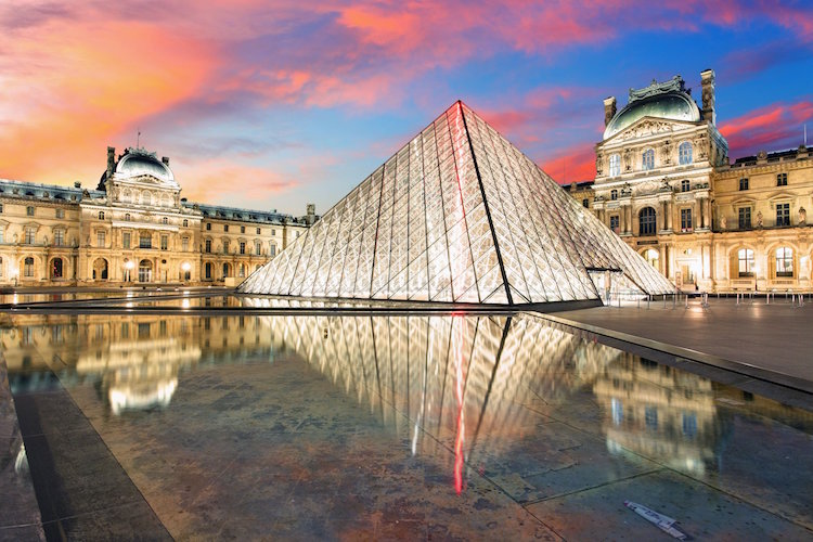 pyramide du Louvre verre fete 30 anniversaire