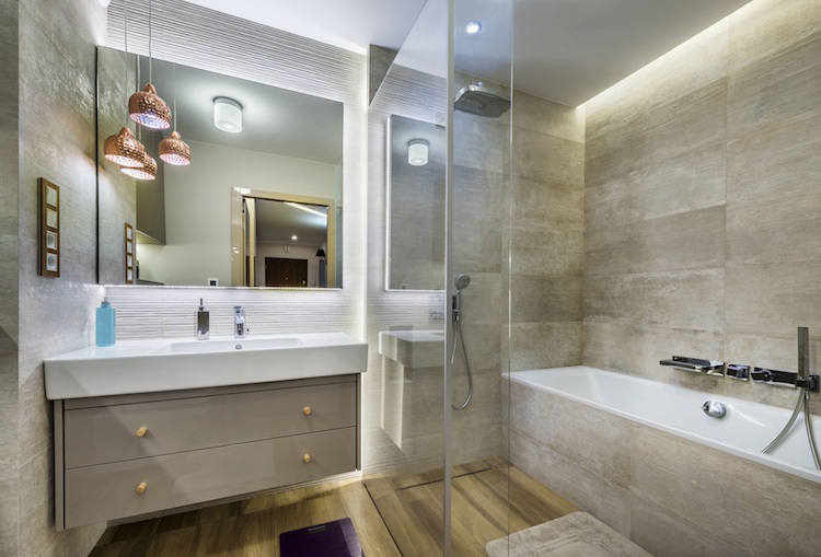 renover sa salle de bain carrelage imitation pierre meuble lavabo suspendu baignoire douche paroi verre suspensions cuivre