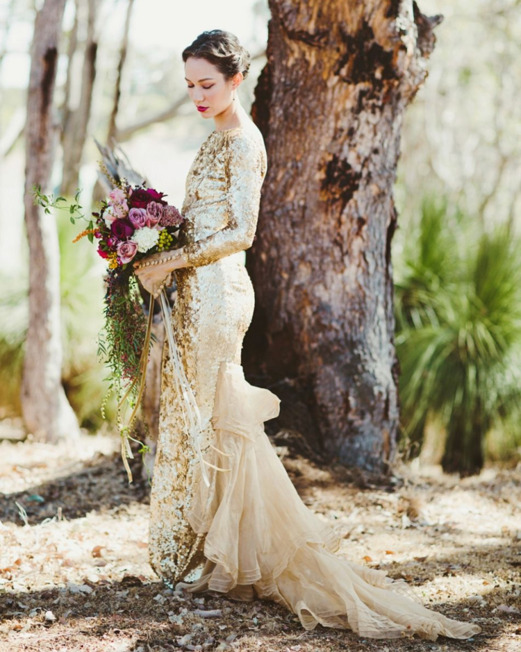 robe de mariée dorée en velours traîne en soie mariage bohème