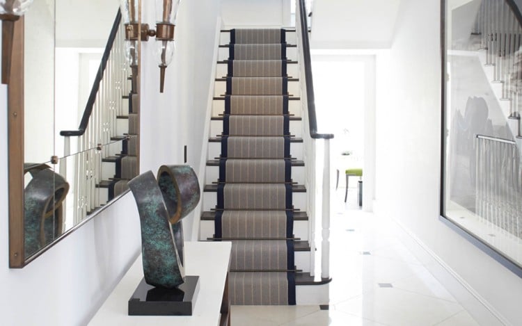 tapis pour escalier blanc moquette foncée idée déco contemporaine hall entrée