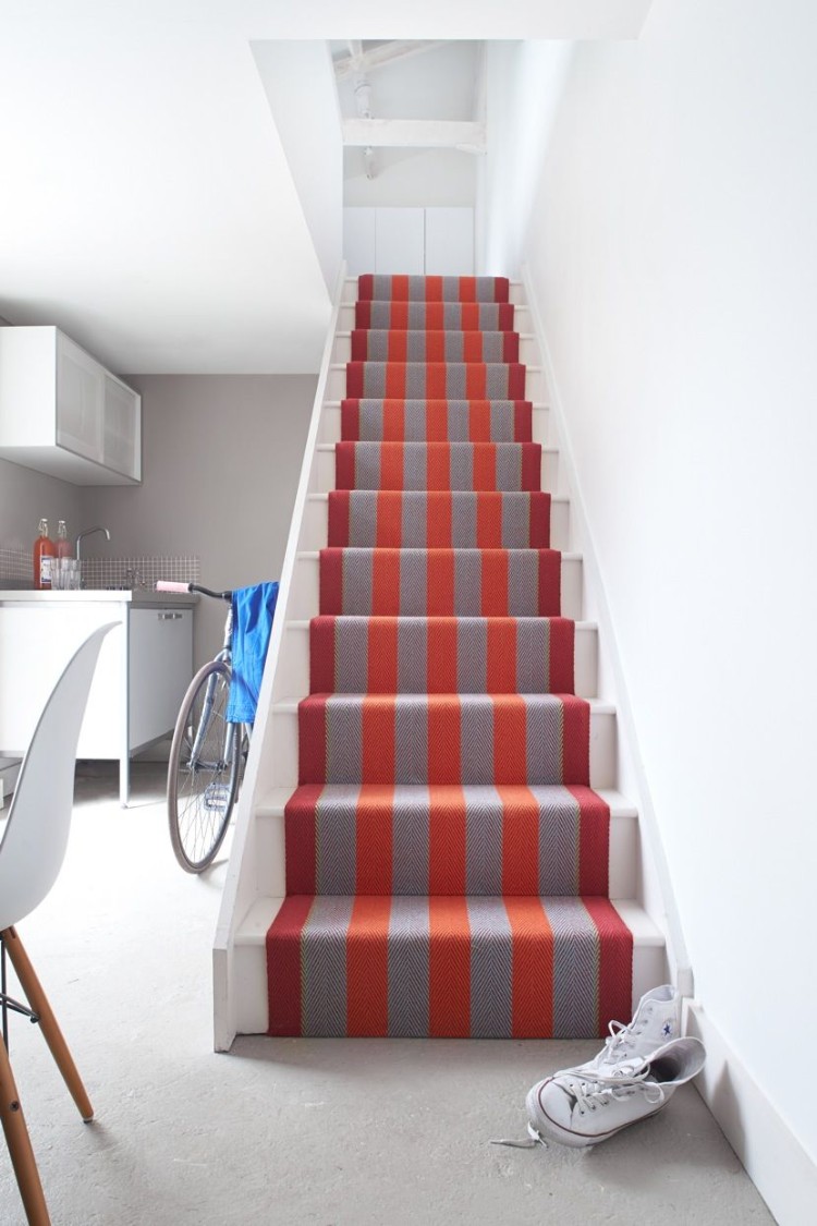 tapis pour escalier bois design droit revêtement moquette rayures gris rouge